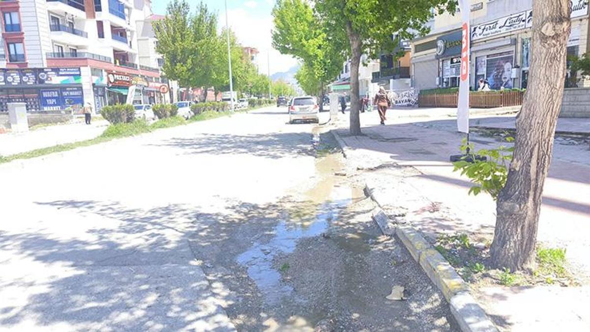 Van’ın tarihi iskele caddesi köstebek yuvasına döndü: Vatandaş isyan noktasında!