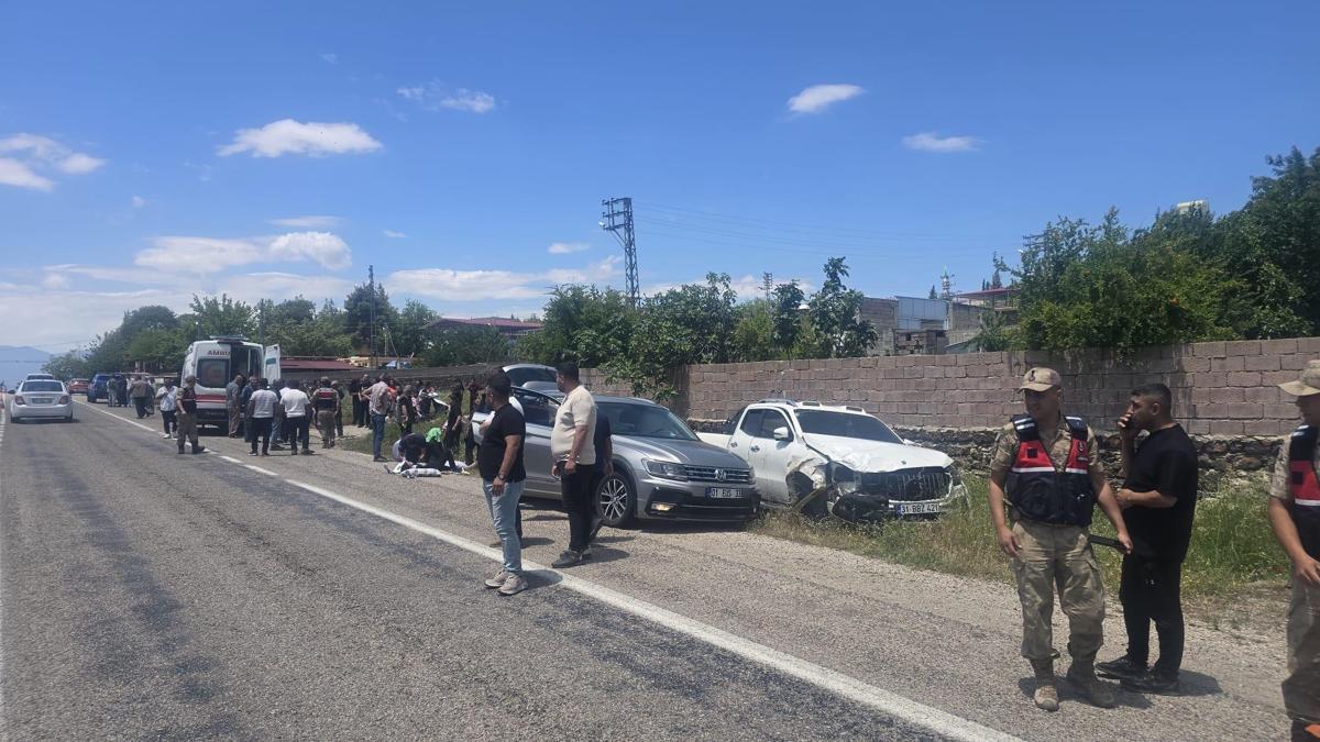 Kilis'te hafif ticari araç ile otomobil çarpıştı; 9 yaralı