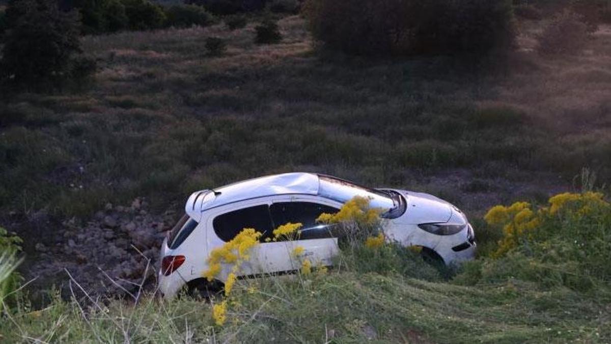 Köpeğe çarpmamak için manevra yaptı şarampole uçtu, anne ve bebeği yaralandı