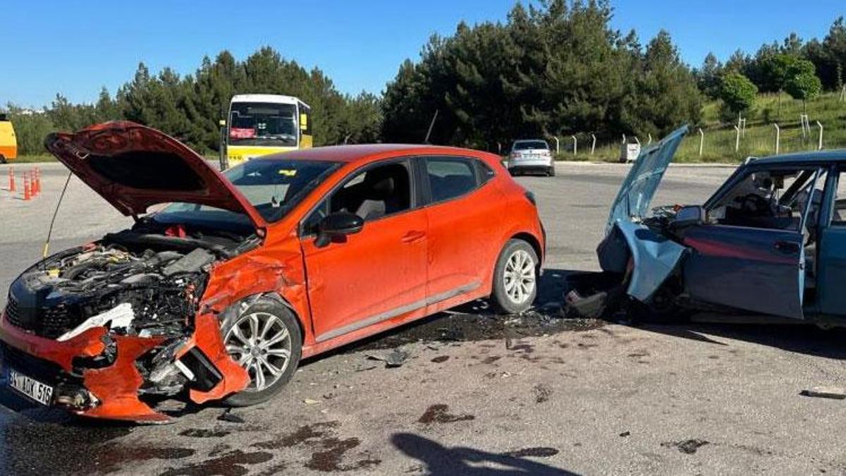 Uşak'ta otomobiller çarpıştı 5 kişi yaralandı