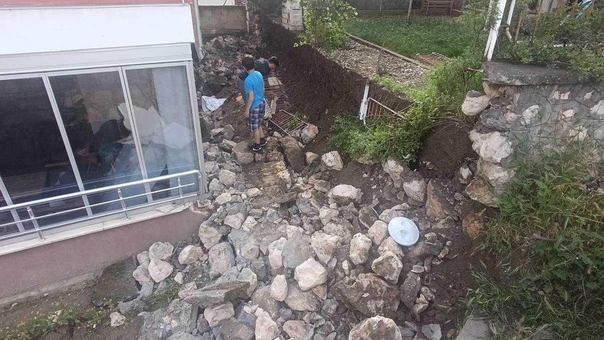 Amasya'da istinat duvarının çökme anı kamerada