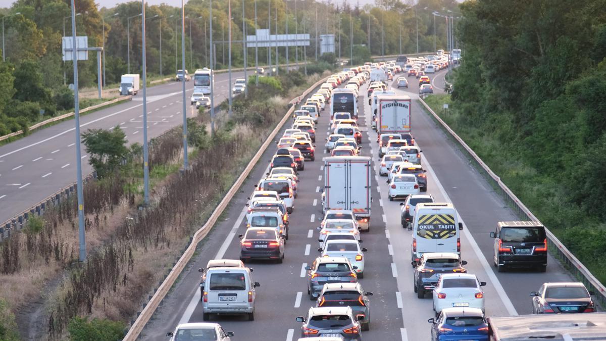 Anadolu Otoyolu Düzce geçişinde trafik durma noktasında