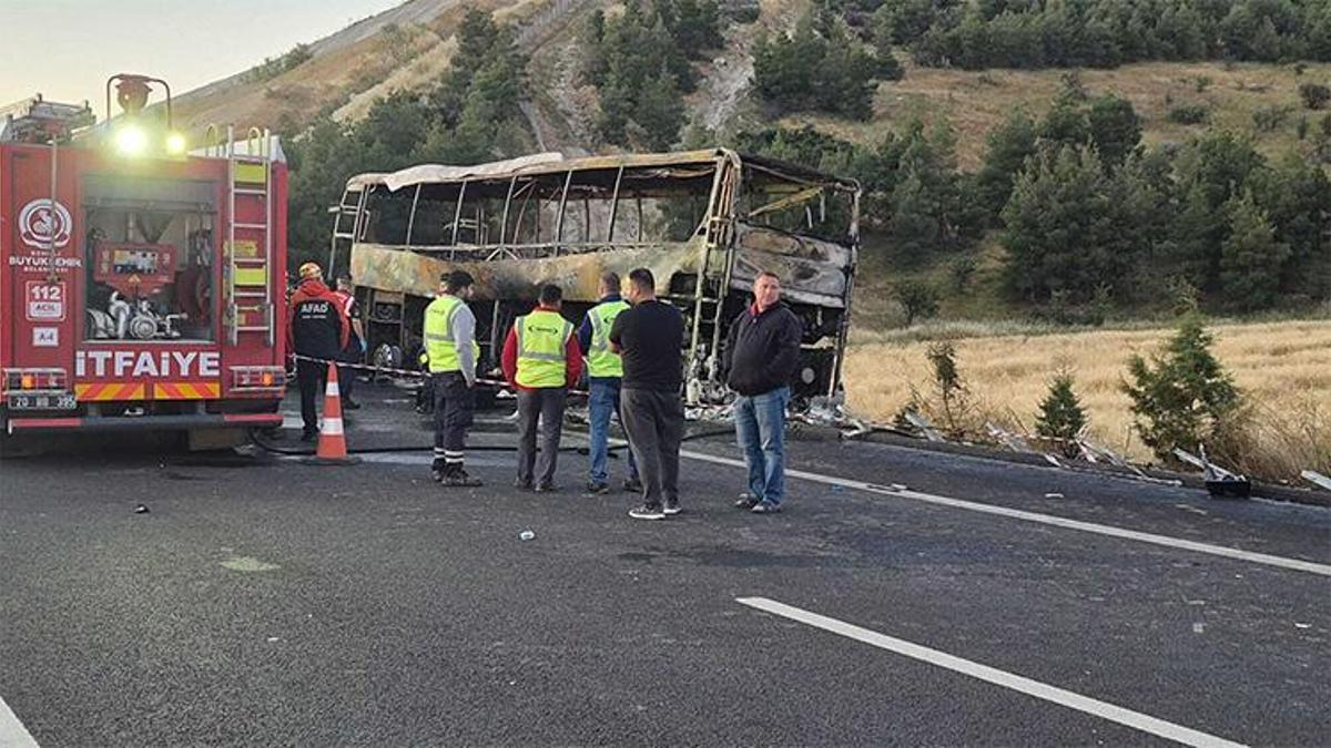 Denizli'de bariyerlere çarpan yolcu otobüsü yandı: 1'i bebek 8 ölü, 33 yaralı