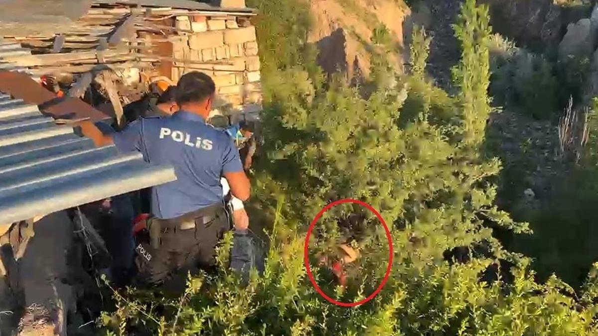 Tedaviyi reddedip kaçan genç, dere yatağına düşerek ağaçta asılı kaldı