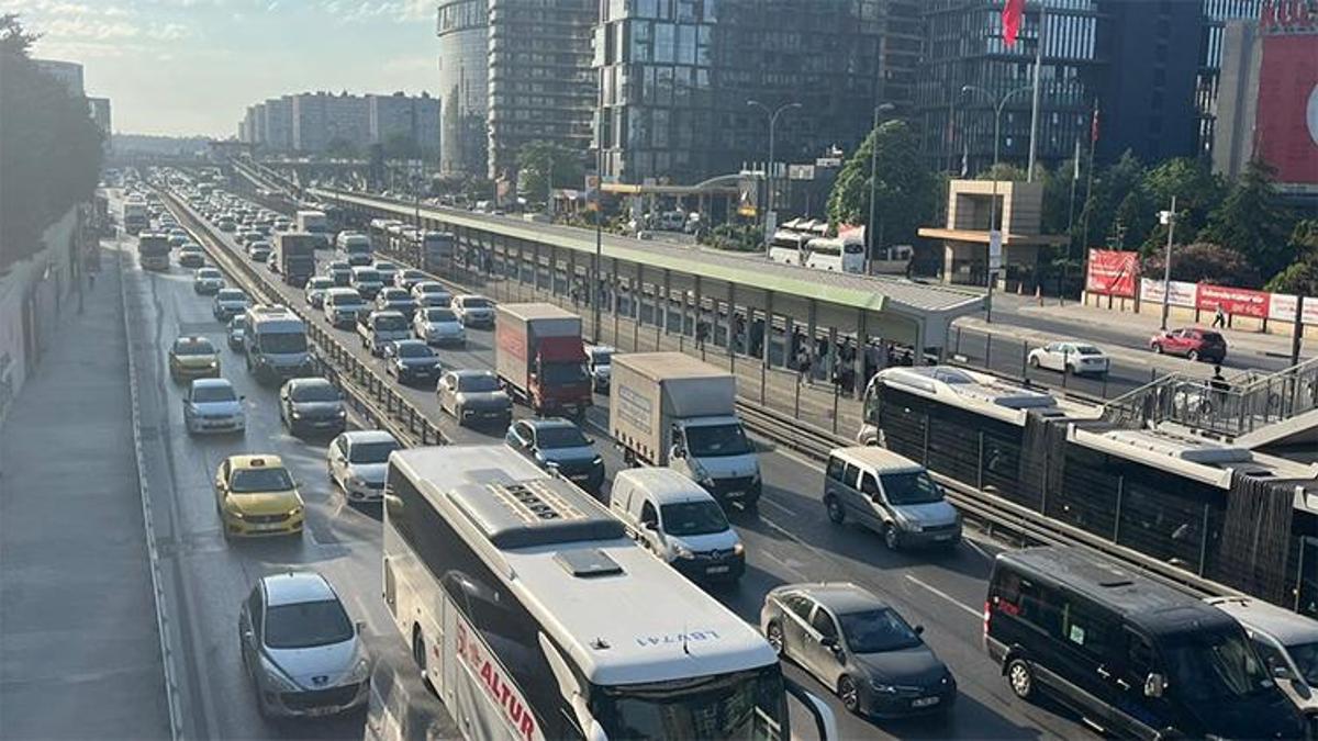 İstanbul’da bayram sonrası ilk sabah: Trafik kilit!