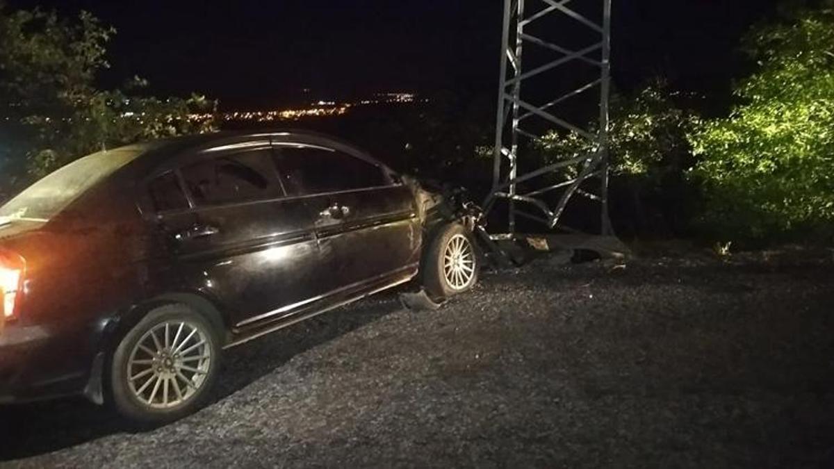 Konya'da elektrik direğine çarpan otomobildeki 1 kişi yaralandı