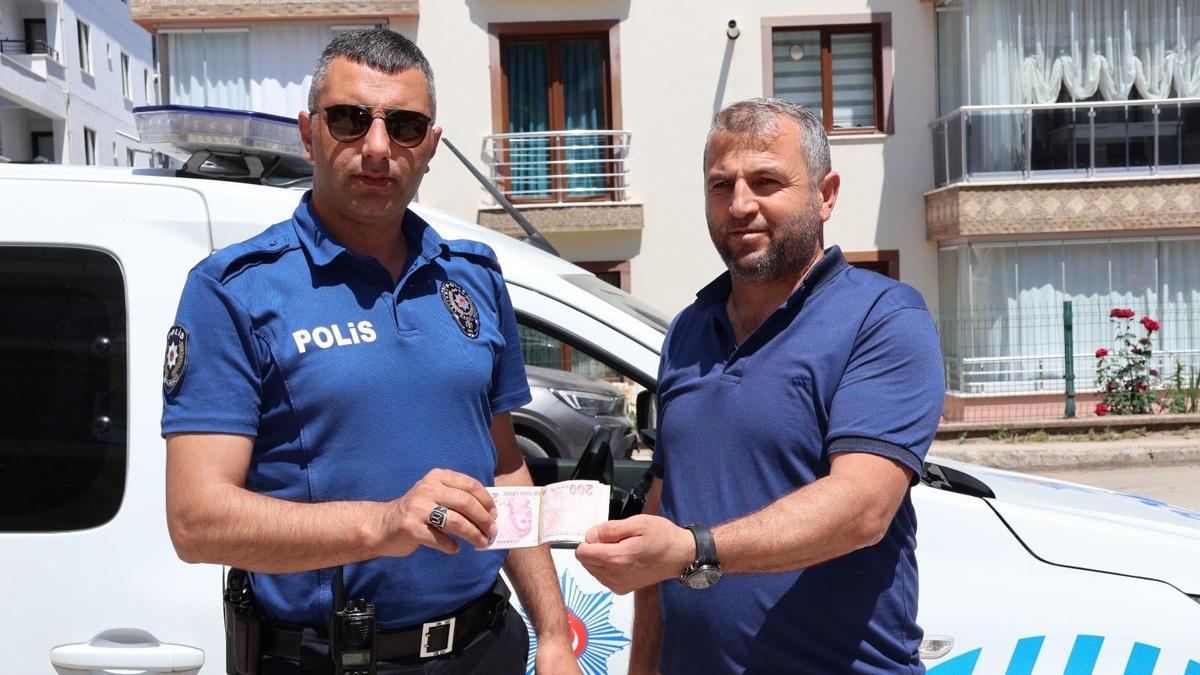 Yolda bulduğu 2 bin 400 TL’yi polise teslim etti