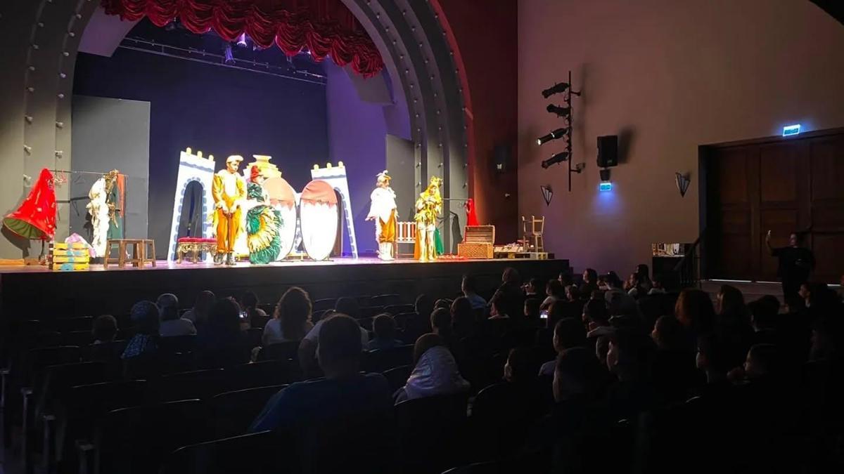 Hatay’da çocuklar tiyatro ile eğlendi