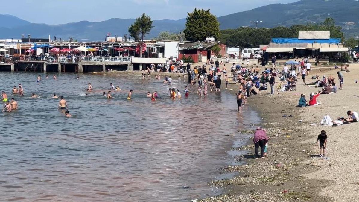 Bursa'da müsilajdan sonra turuncu alarm! Vatandaşlar aldırış etmeden denize girdi