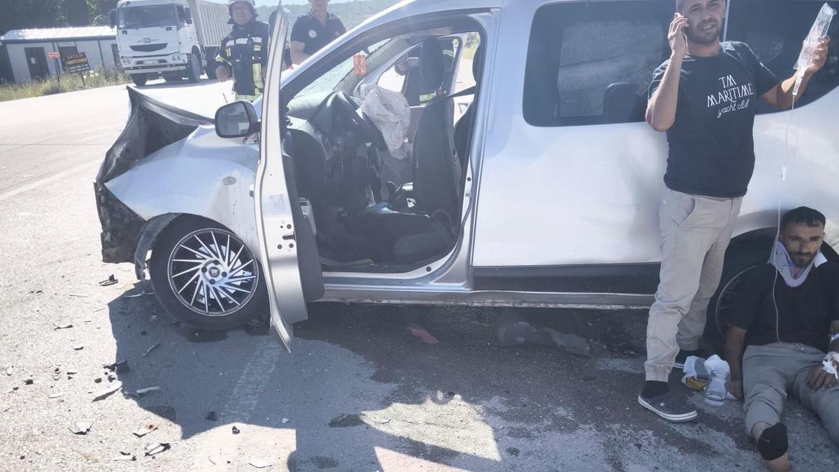 Mersin'de otomobil ile hafif ticari araç çarpıştı: 6 yaralı