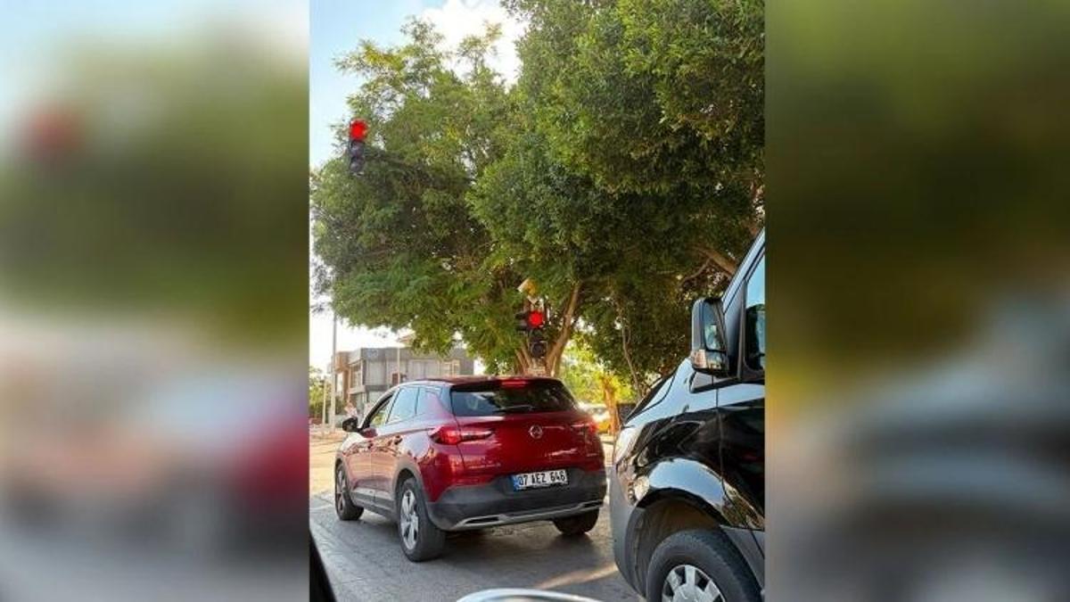 Antalya'da kritik kavşak: Işıkları kimse görmüyor