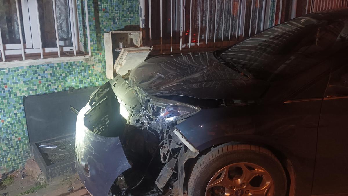 Cipin çarptığı otomobil savrularak doğal gaz kutusuna hasar verdi; binalar tahliye edildi