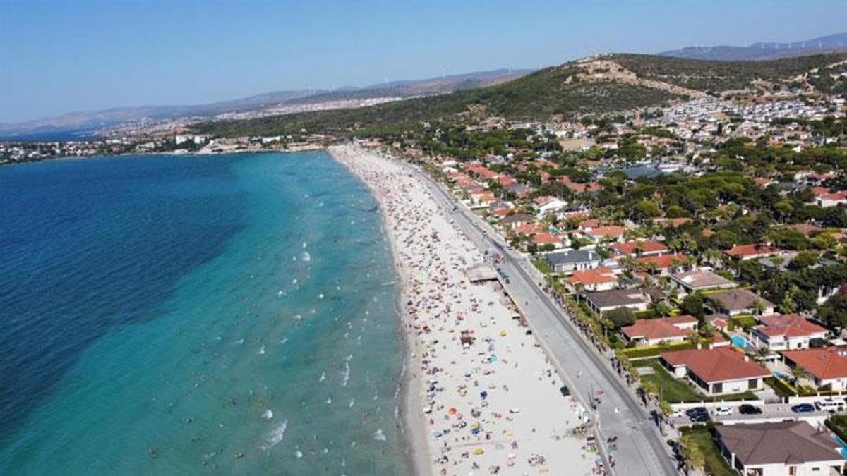 Türkiye'nin en gözde turizm merkezlerinden Çeşme'de nüfus 1 milyona dayandı, yüz binlerce araç akın etti