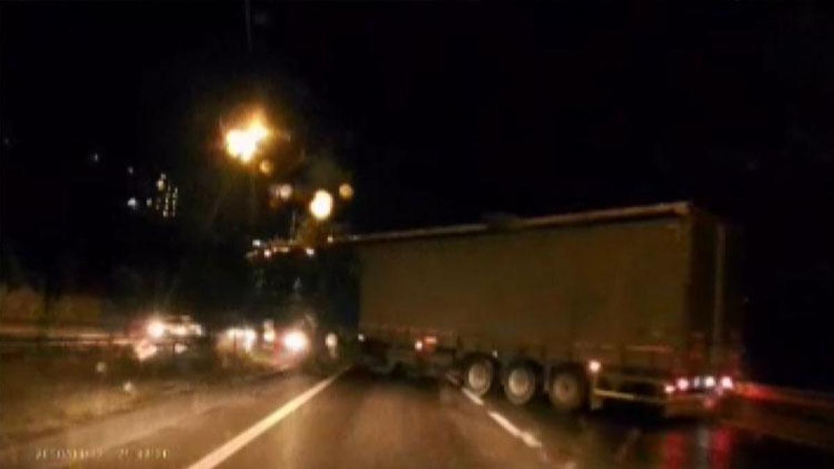 Makaslayan TIR, Bursa-Yalova kara yolunu trafiğe kapattı