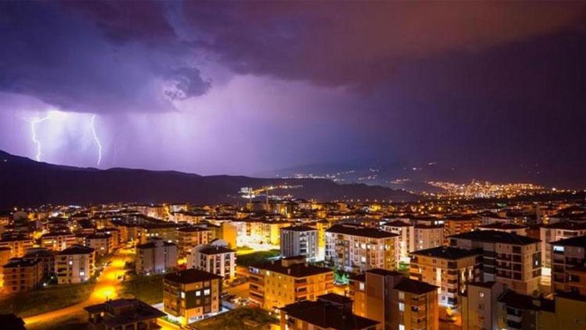 Karabük’te peş peşe çakan şimşekler geceyi gündüze çevirdi