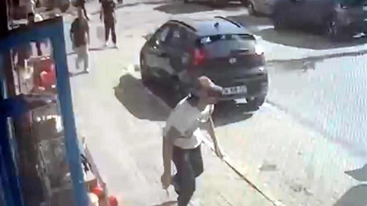 Avcılar'da çocuk kavgası büyüdü, büyükler de karıştı!