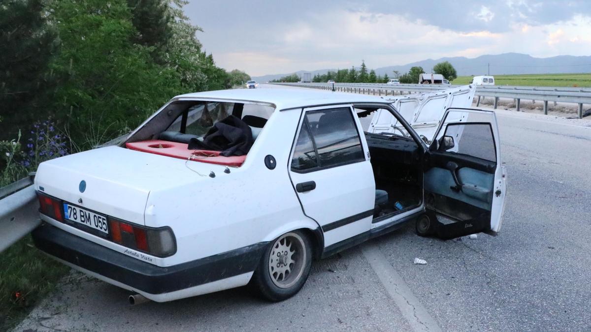 Otomobil refüje çarptı: 4 yaralı