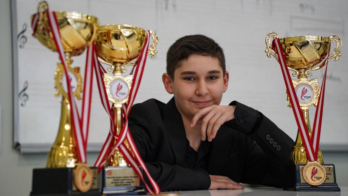 12 yaşındaki Ege, 1 sene önce başladığı tangoda 4 kupa kazandı