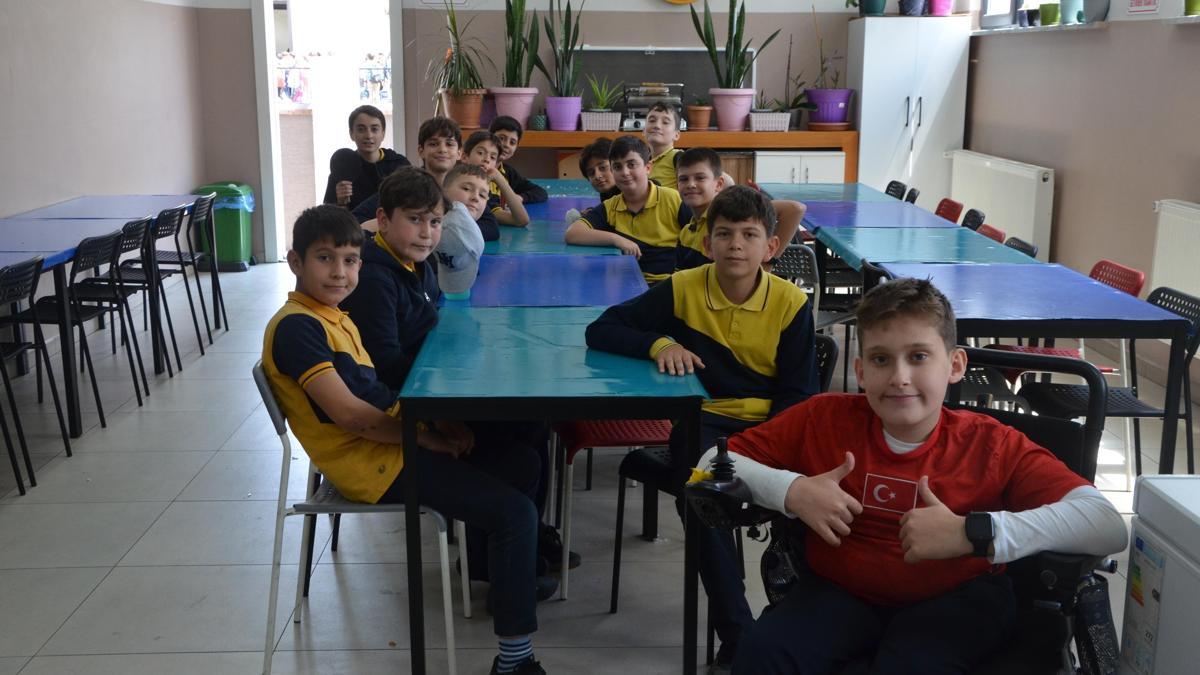 Öğretmeninin sırtında taşıdığı öğrenci iyileşip futbolcu olmak istiyor