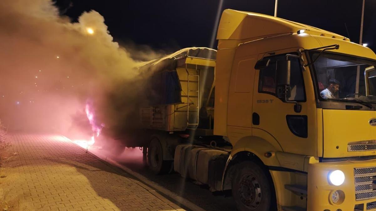 Mardin’de un yüklü TIR seyir halindeyken alev aldı