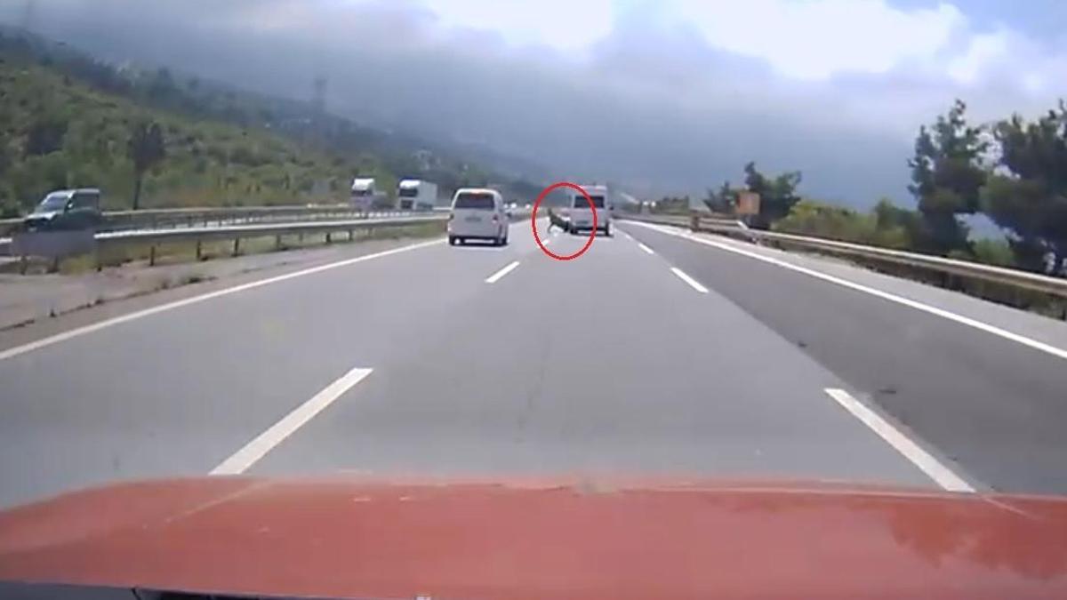 Otoyolda kamyonetin angusa çarptığı kaza kamerada