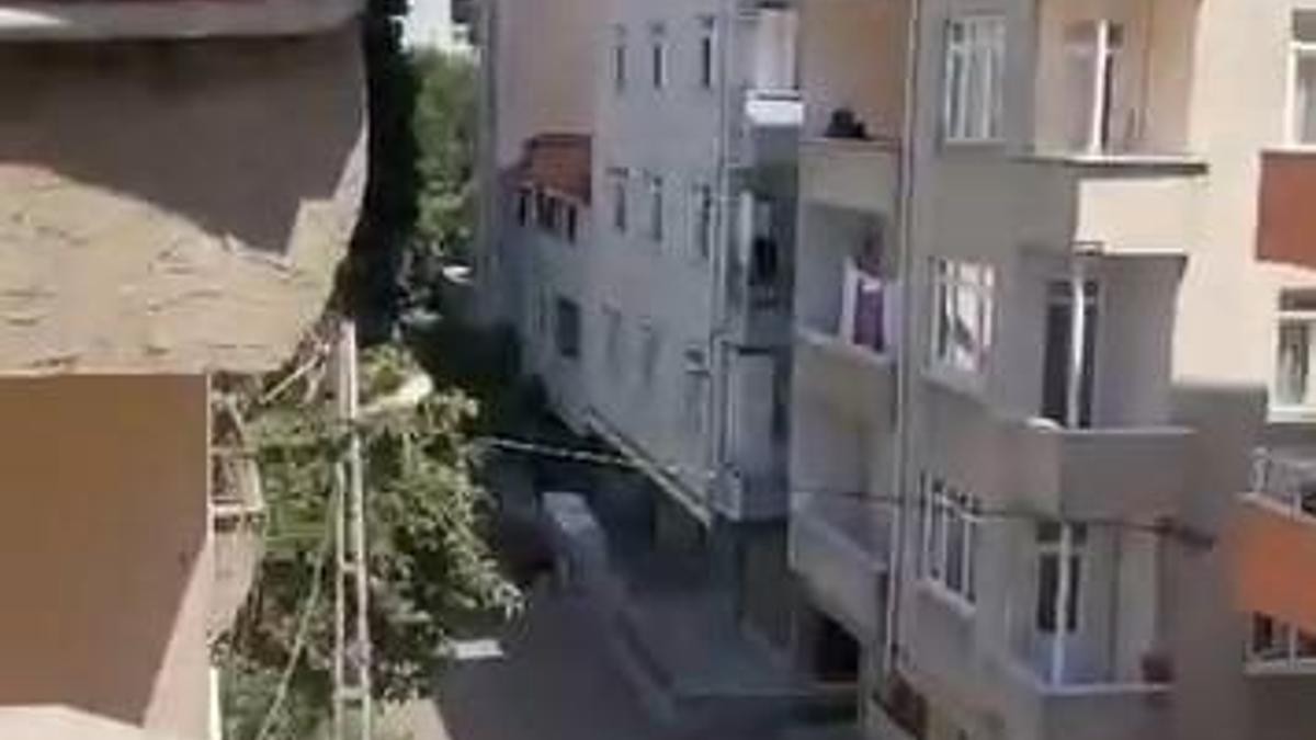 Pendik’te 5 katlı binada çatı izolasyonu sırasında yangın