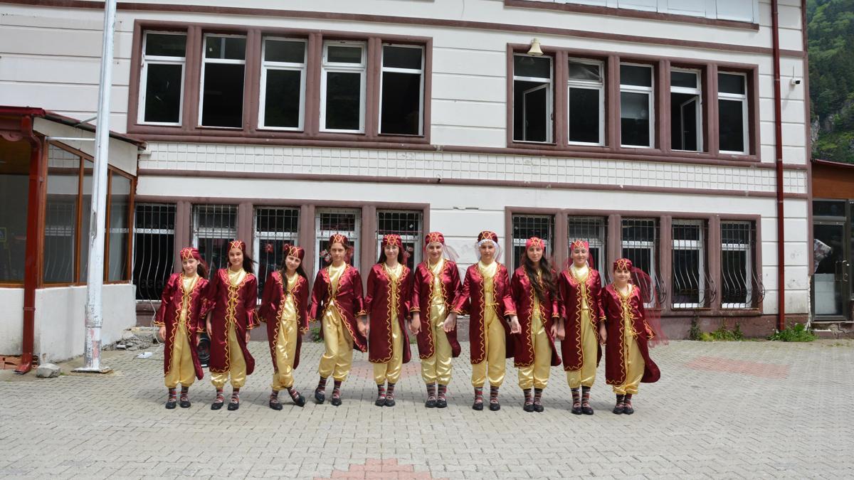 Çaykara'da resim sergisi açıldı