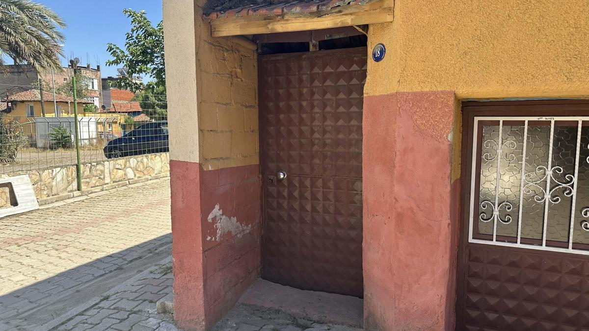 İzmir'de evin kapısına asılan poşette yeni doğmuş bebek bulundu