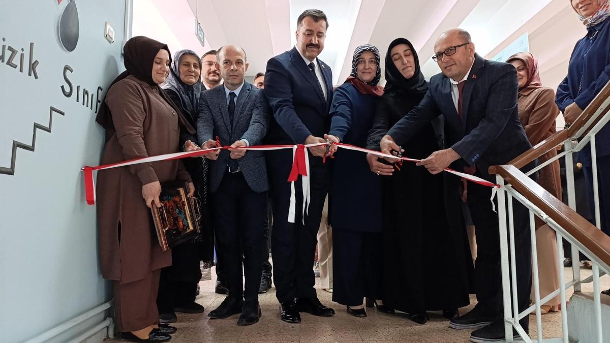 Suşehri'nde kadınlar el emeklerini sergiledi