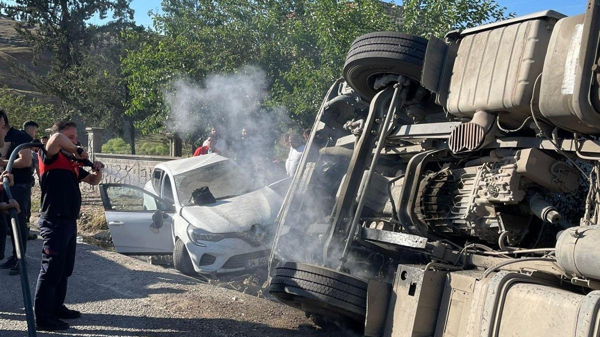 TIR ile otomobil kafa kafaya çarpıştı: 1’i ağır, 4 yaralı