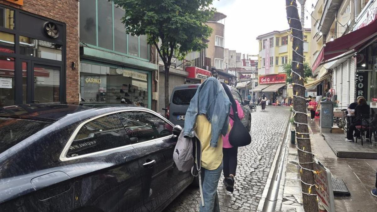 Eskişehir'de iki farklı hava! Tişörtle çıkan şemsiyeyle döndü