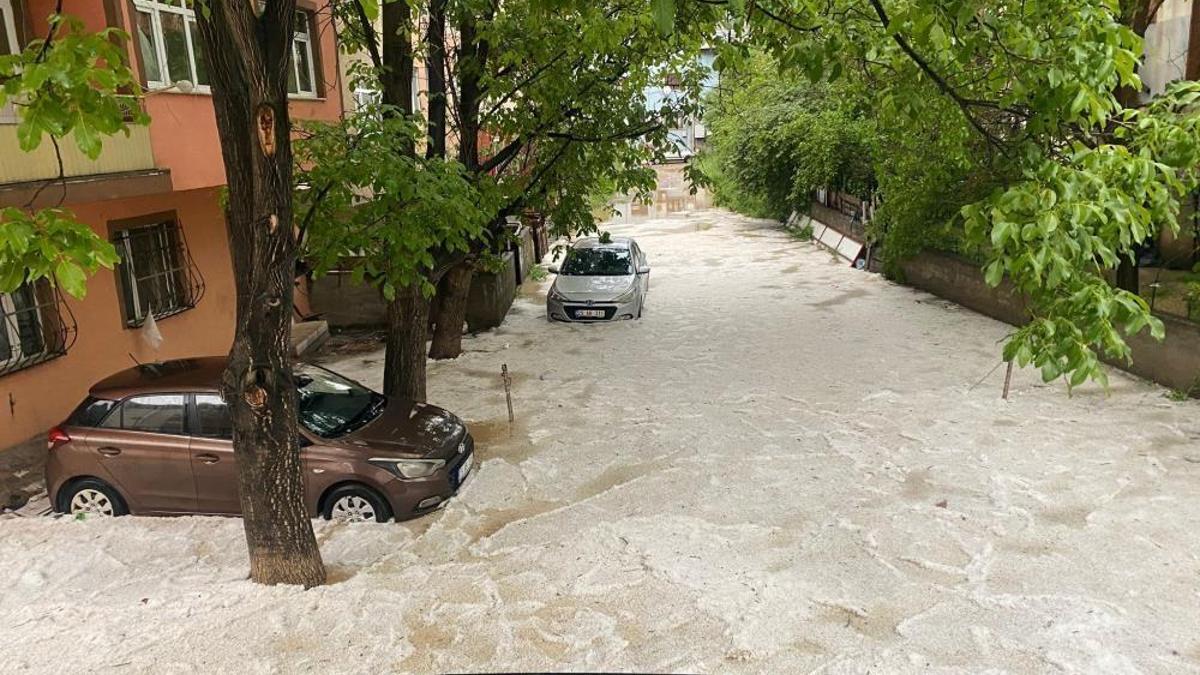 Gümüşhane'de dolu ve sağanak! Hayatı felç etti