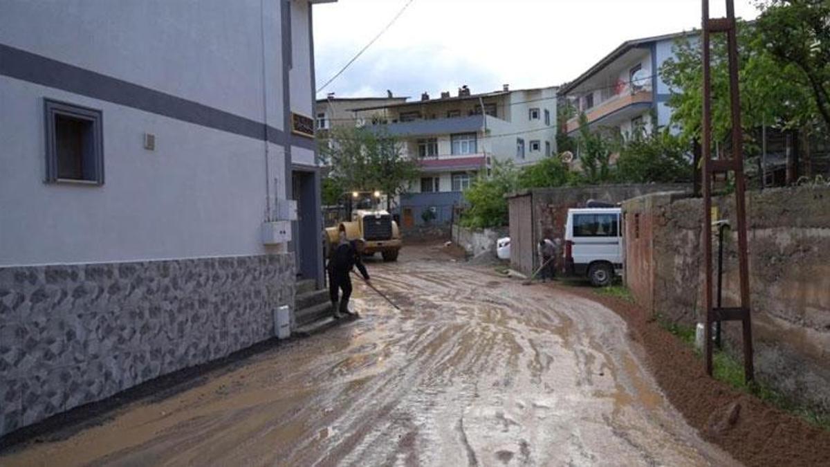 Sağanak sele neden oldu bir ev, ahır ve 4 araç zarar gördü