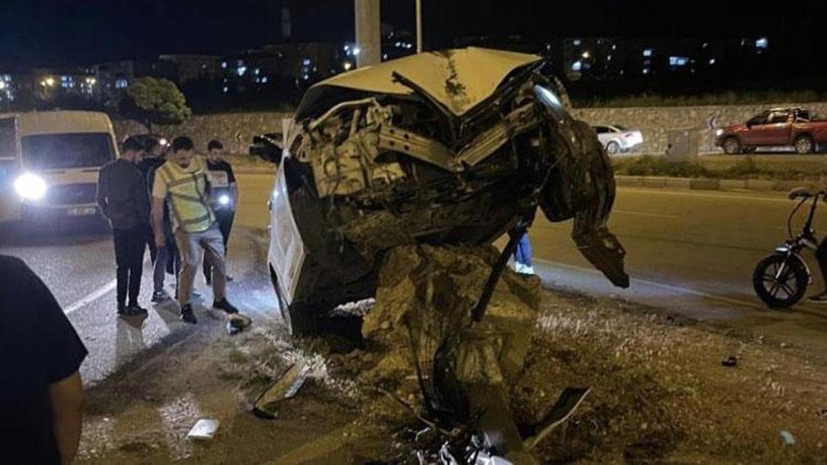 Batman'da direğe çarpan otomobil, beton kaidesi üzerinde asılı kaldı