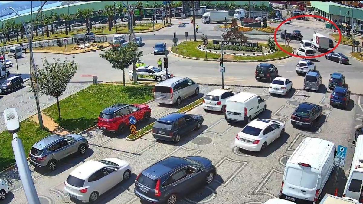 İki otomobilin çarpıştığı kaza kamerada; 4 yaralı