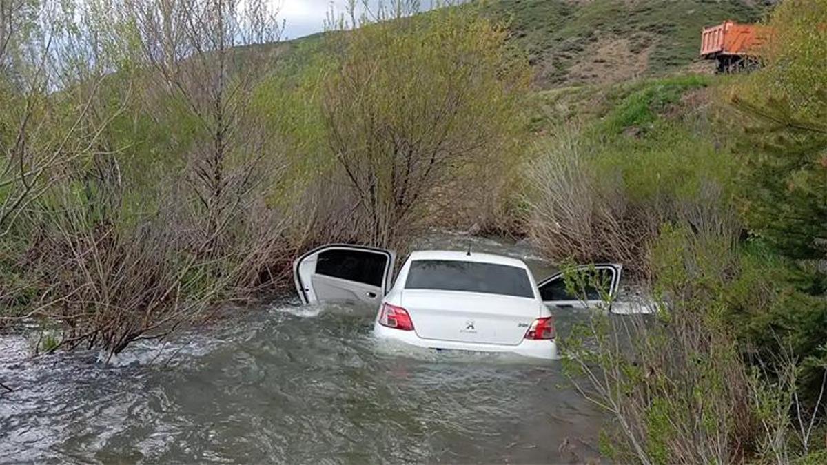 Sivas'ta dere yatağına düşen otomobildeki 3 kişi yaralandı