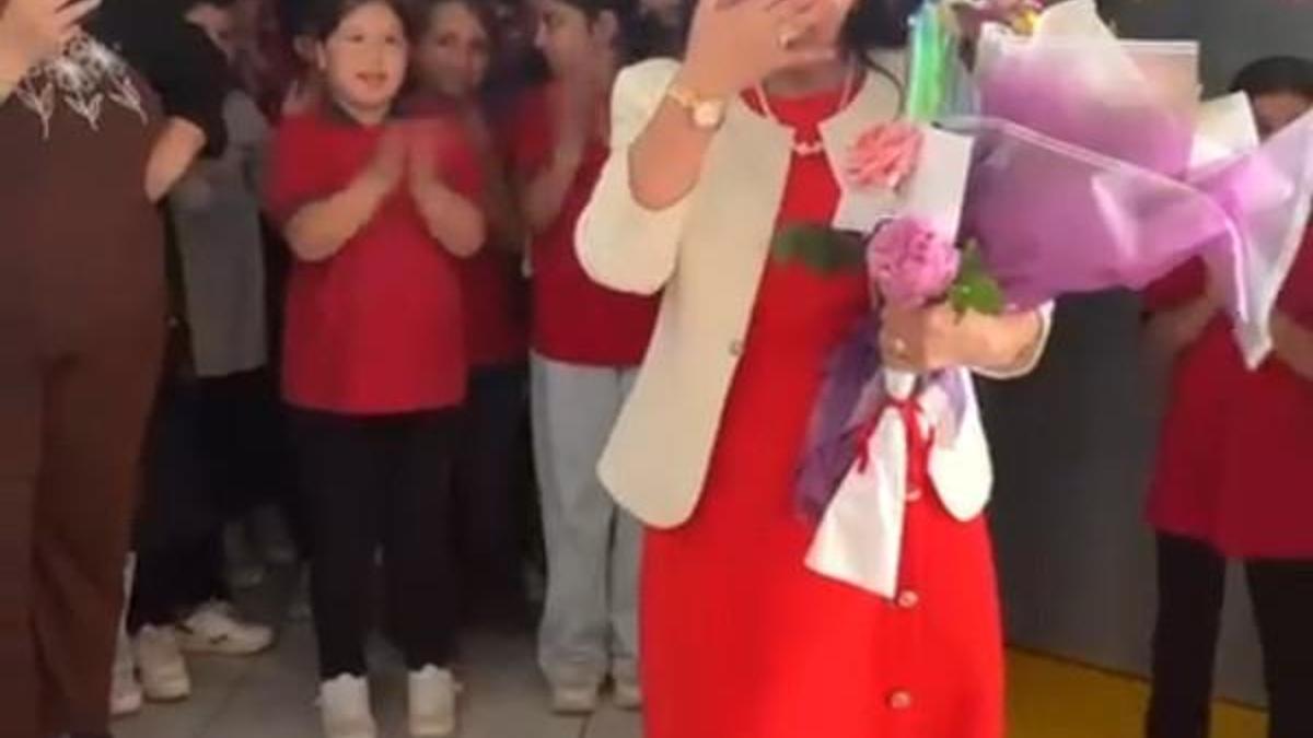 Alkışlarla uğurlanan 41 yıllık öğretmen gözyaşlarını tutamadı