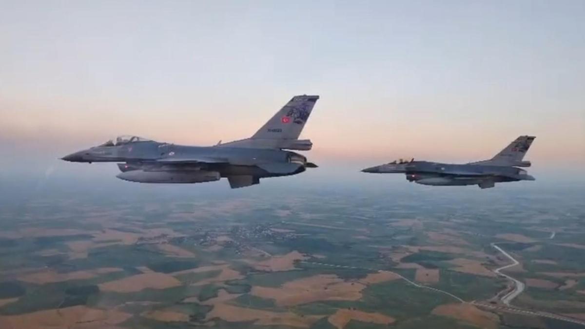 Kozan'da muharip uçak gösterisi