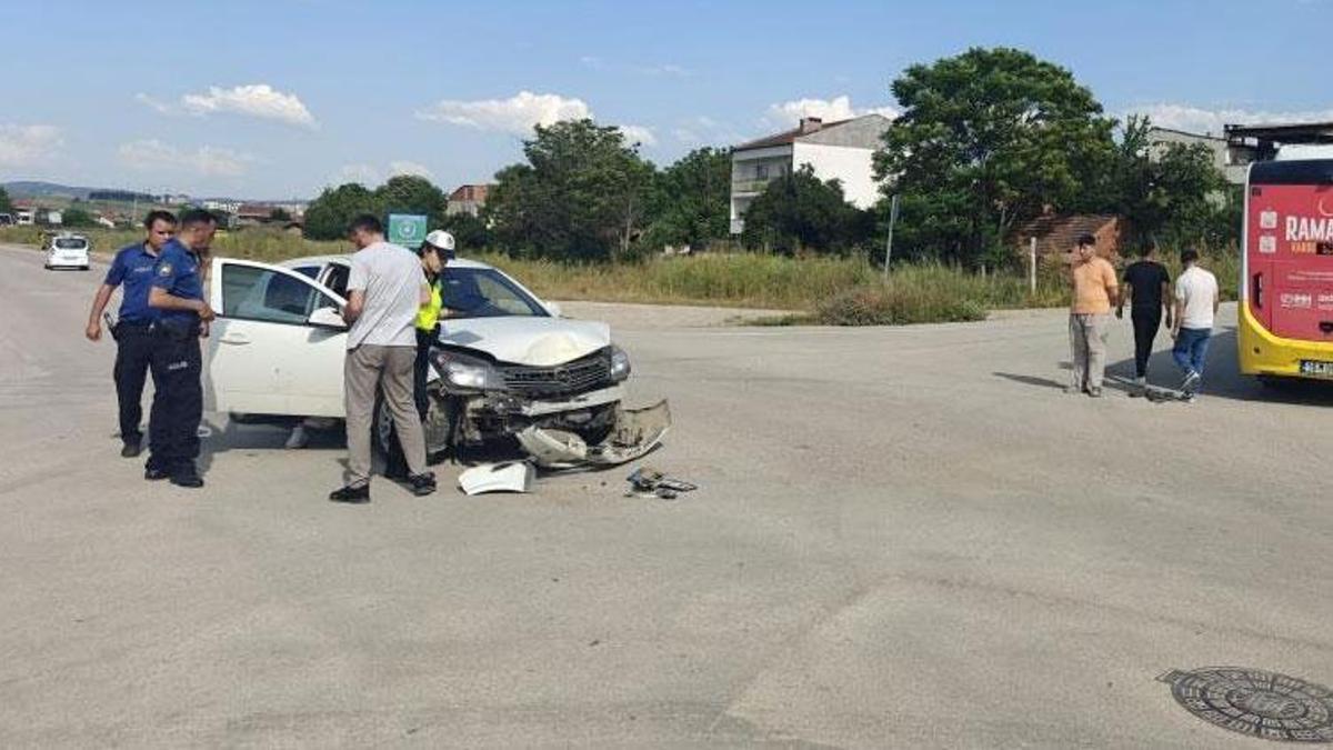 İnegöl'de otomobil ile özel halk otobüsü çarpıştı