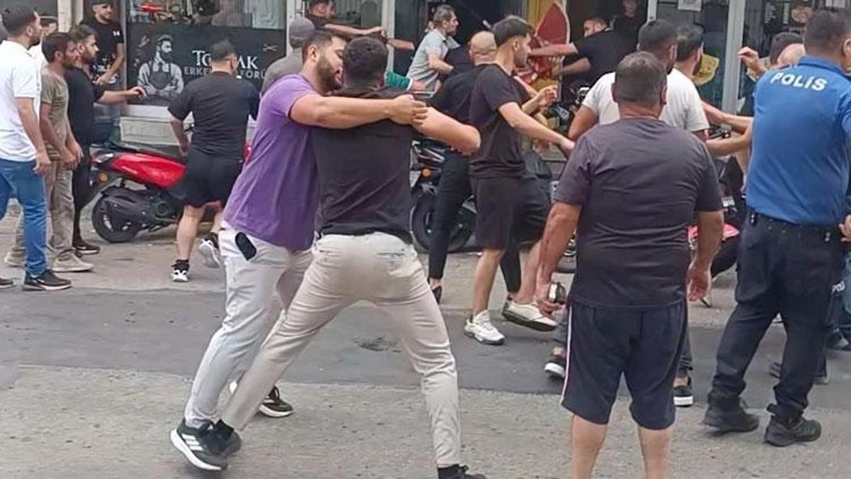 Esnaflar ile vatandaşlar arasındaki kavgada 1’i polis 5 kişi yaralandı