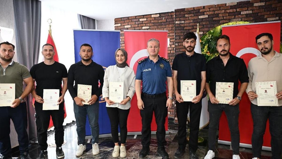Başarılı emniyet personeline 'üstün başarı belgesi'