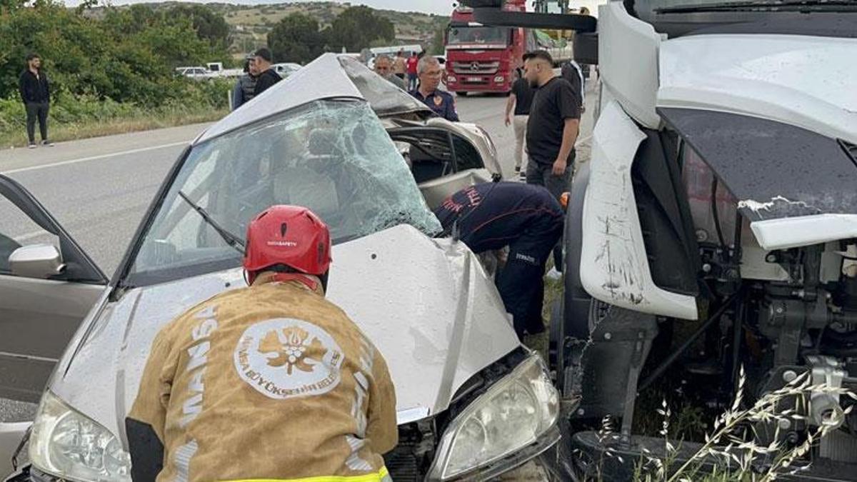 Kula'da tır ile otomobilin çarpıştığı kazada 1 kişi yaralandı