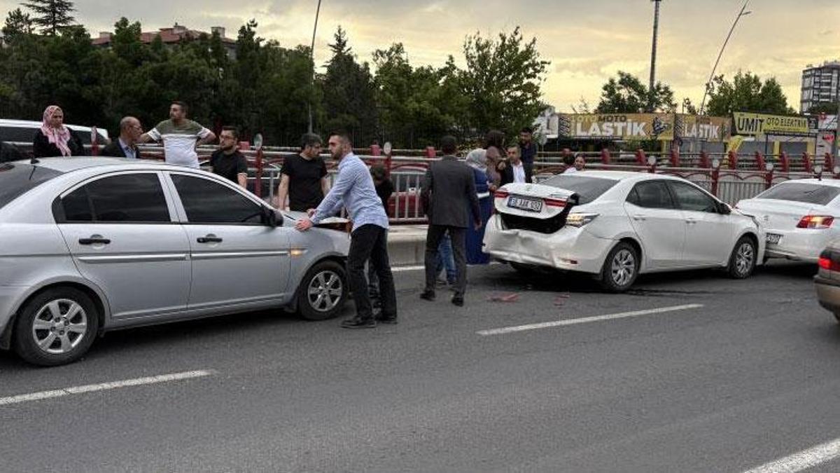 4 otomobilin karıştığı zincirleme trafik kazasında 2 kişi yaralandı