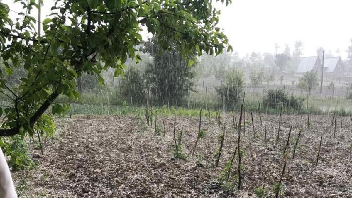 Dolu yağışı Keles'te tarım arazilerini dolu vurdu