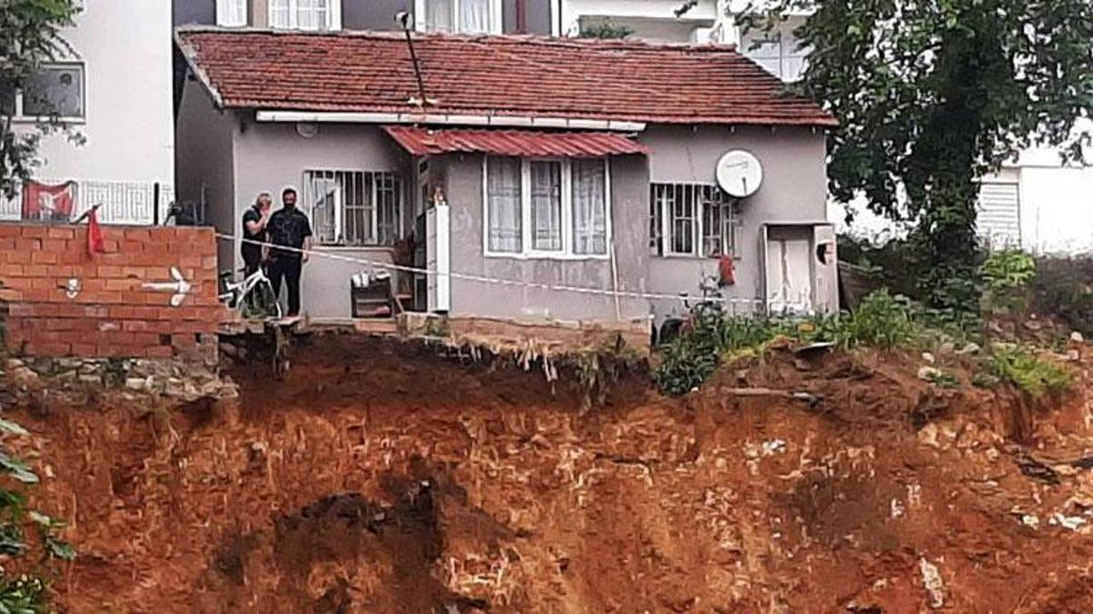 Toprak kayması ihtimaline karşı bir ev tahliye edildi