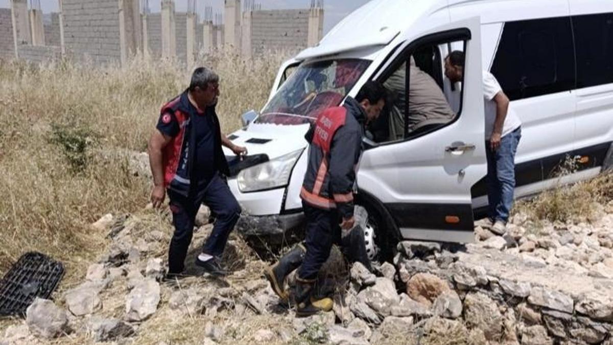 Nusaybin’de minibüs şarampole uçtu: 2 yaralı