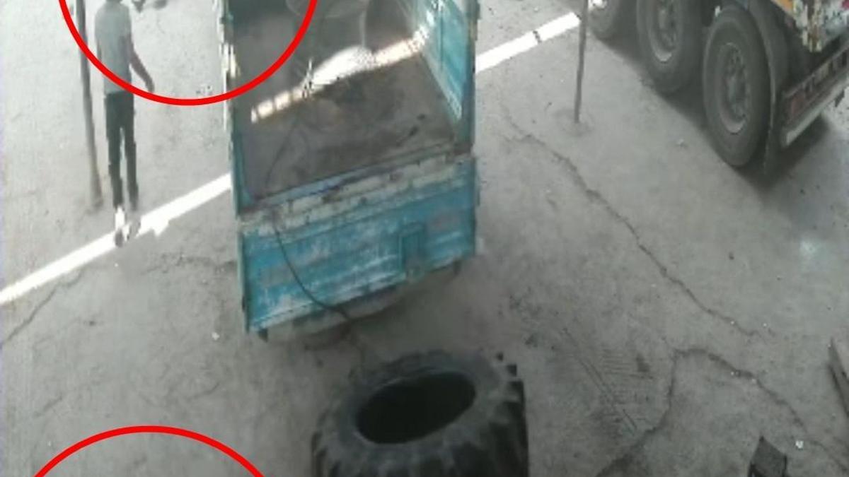 Hava basılan traktör lastiği patladı, 2 işçinin yaralandığı o anlar kamerada