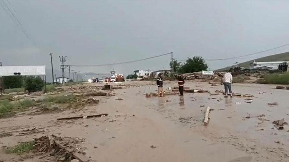 Yağış sele neden oldu Elazığ-Tunceli yolu ulaşıma kapandı