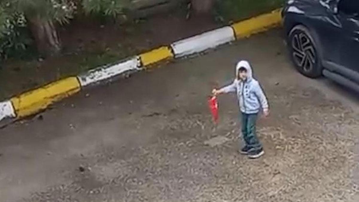 Yerde duran Türk bayrağını gören 5 yaşındaki çocuk koşarak yerden kaldırdı