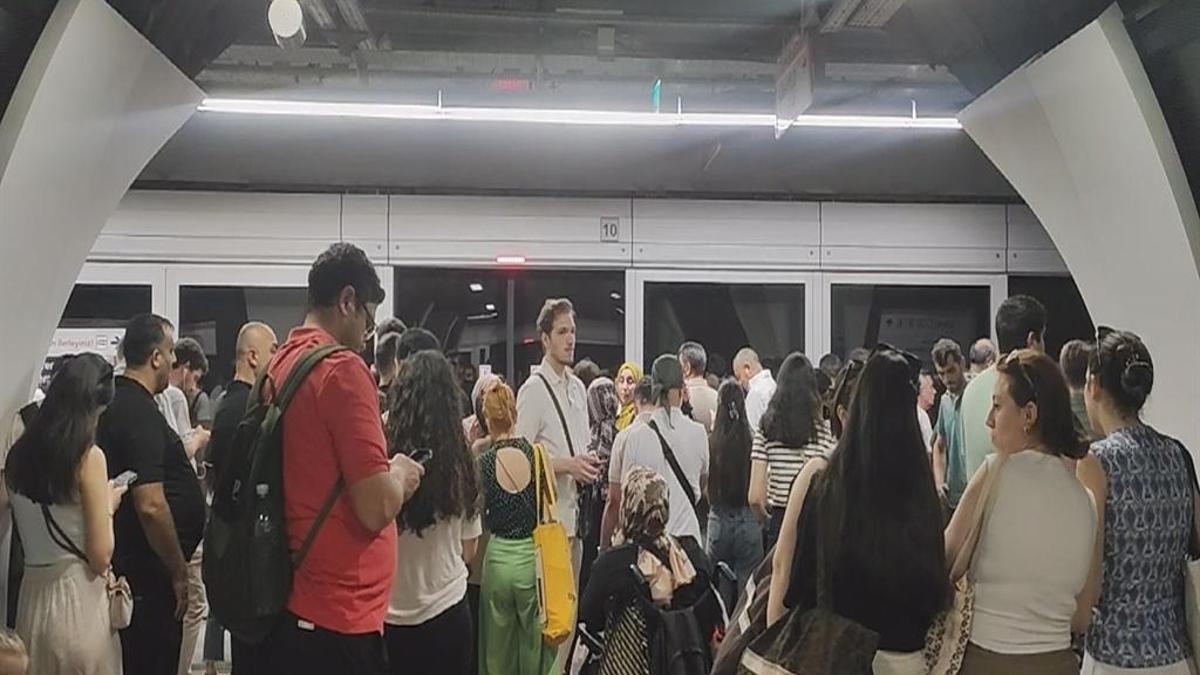Mahmutbet metrosunda arıza: Saatlerce düzelmedi, yoğunluk oluştu
